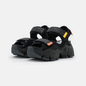Buffalo Platform  - Binary O Sandal vegan, black size 39 / 8.5-9 women
